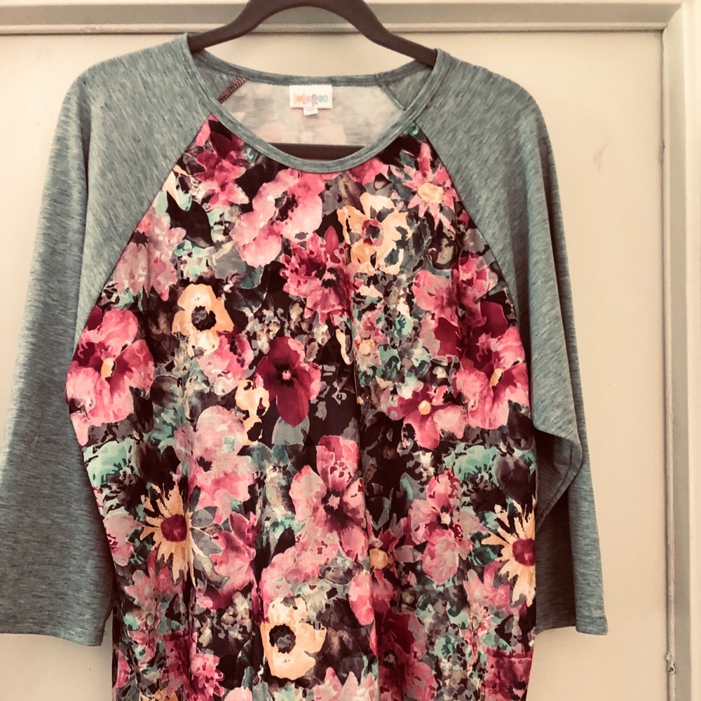 NWOT!  LuLaRoe ‘Randy’ t-shirt, size 3x